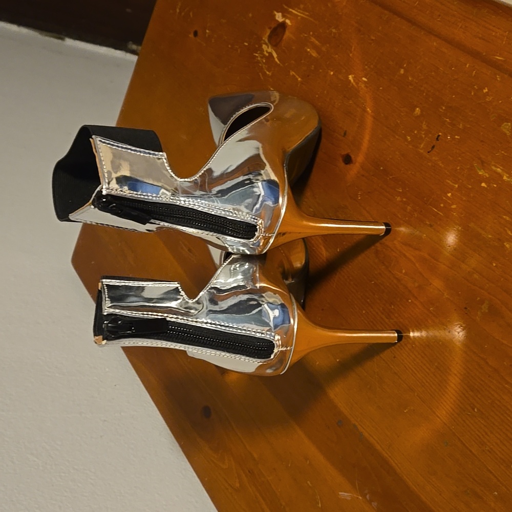Chrome highheel pumps with stretch ankle strap